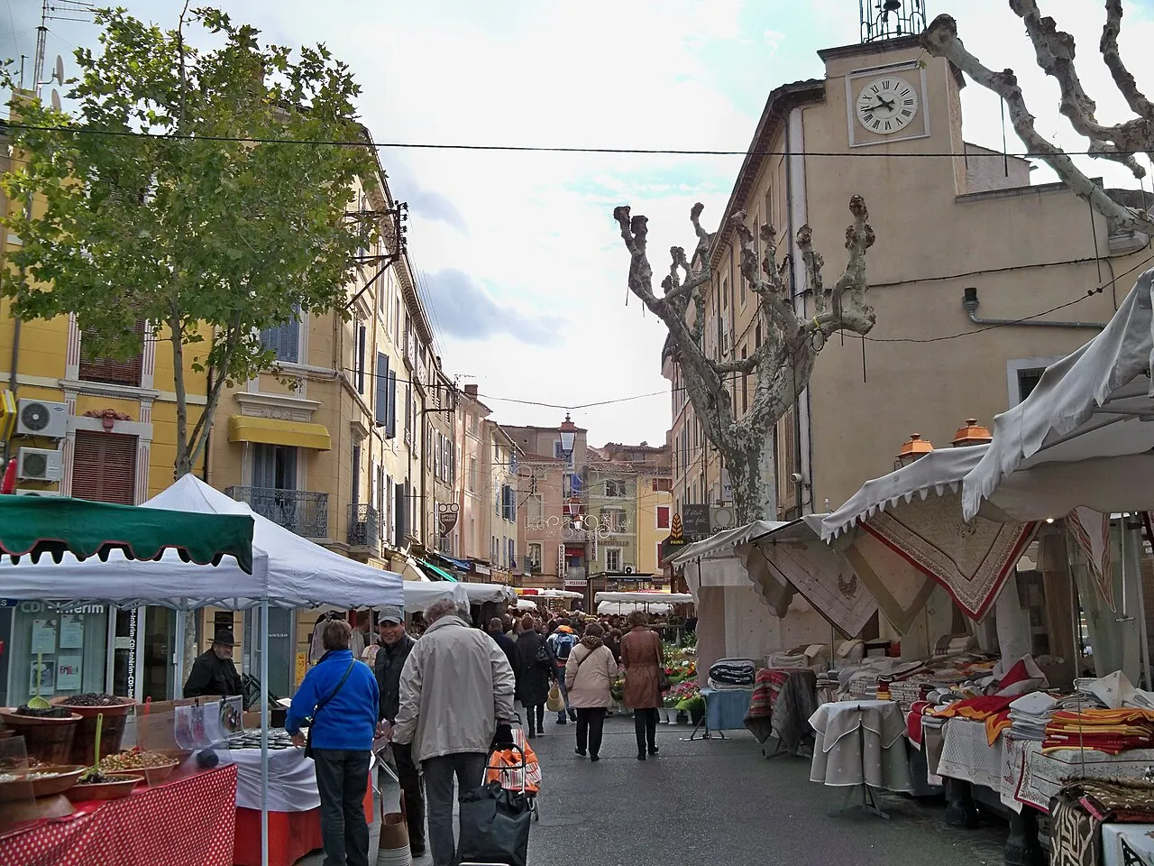 Vue sur les étals du marché d’Apt un samedi matin en Provence