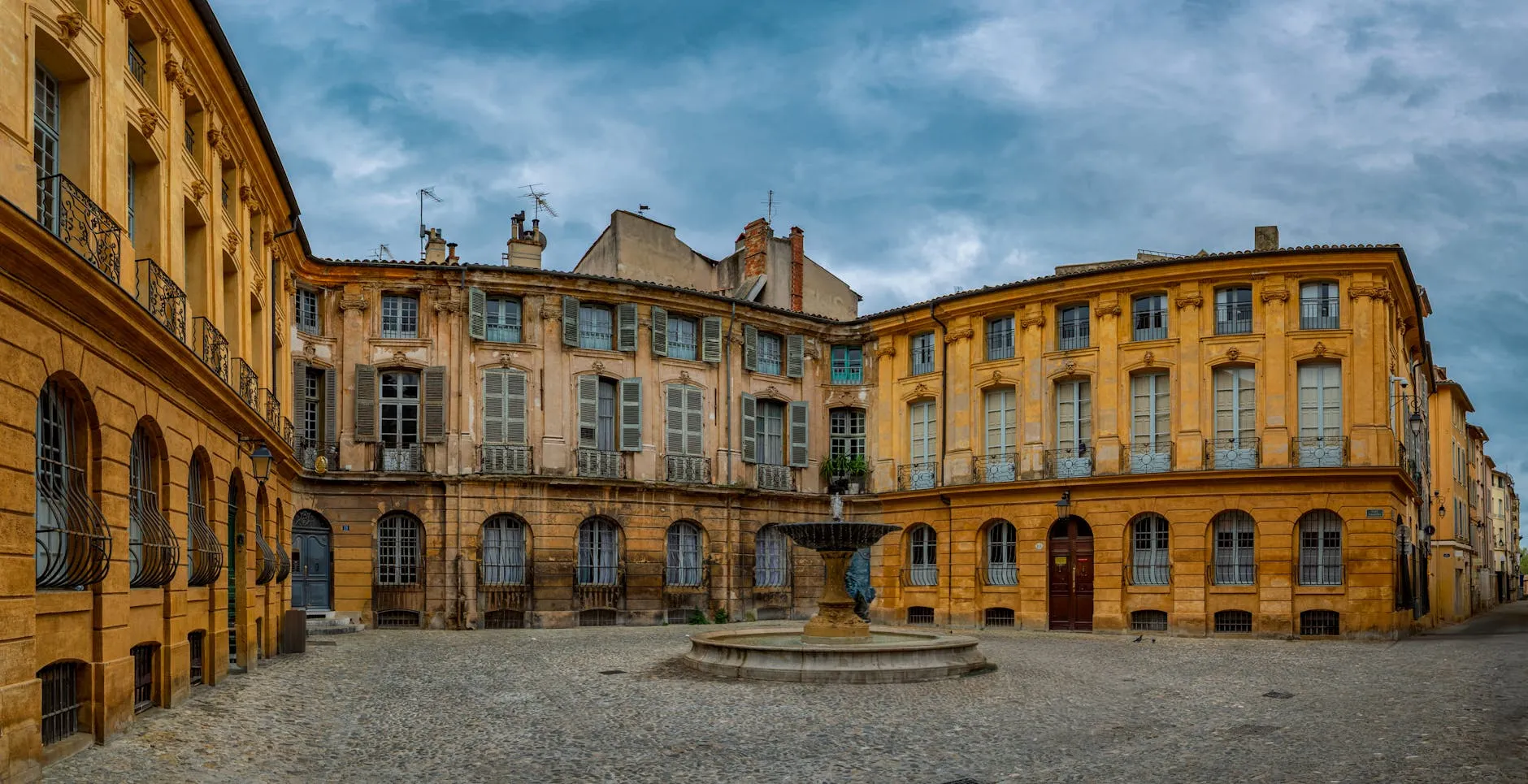 Une place ombragée au cœur d'Avignon