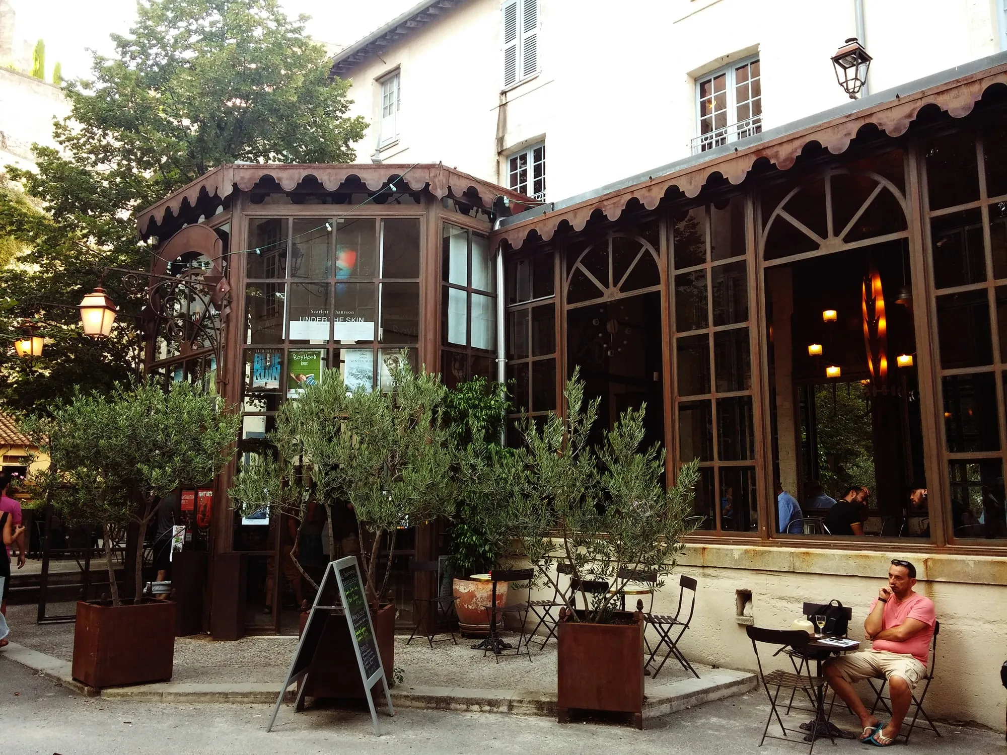 La verrière du cinéma Utopia La Manutention à Avignon et sa terrasse