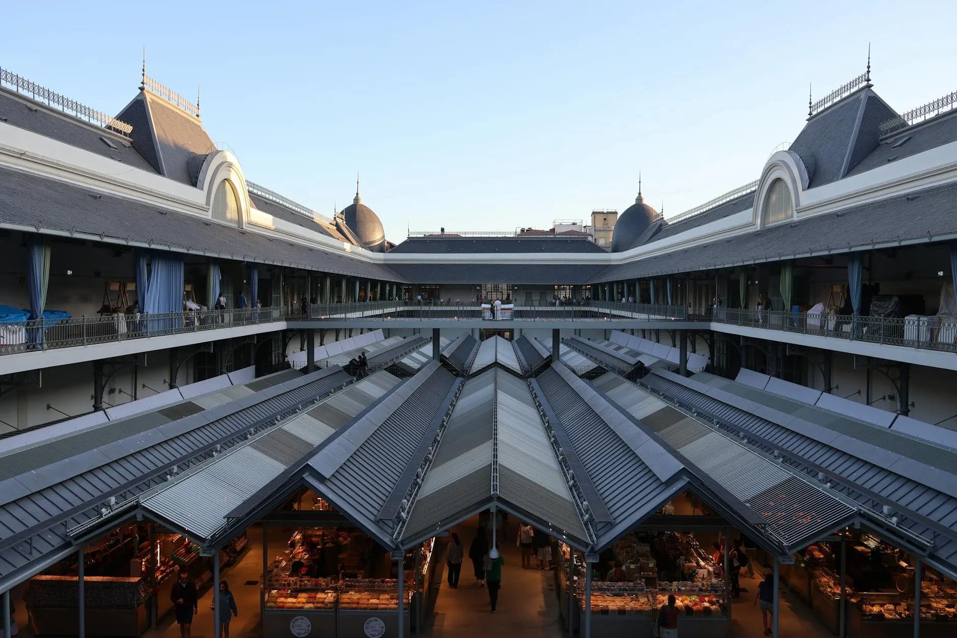 L'intérieur d'un marché couvert et ses étals