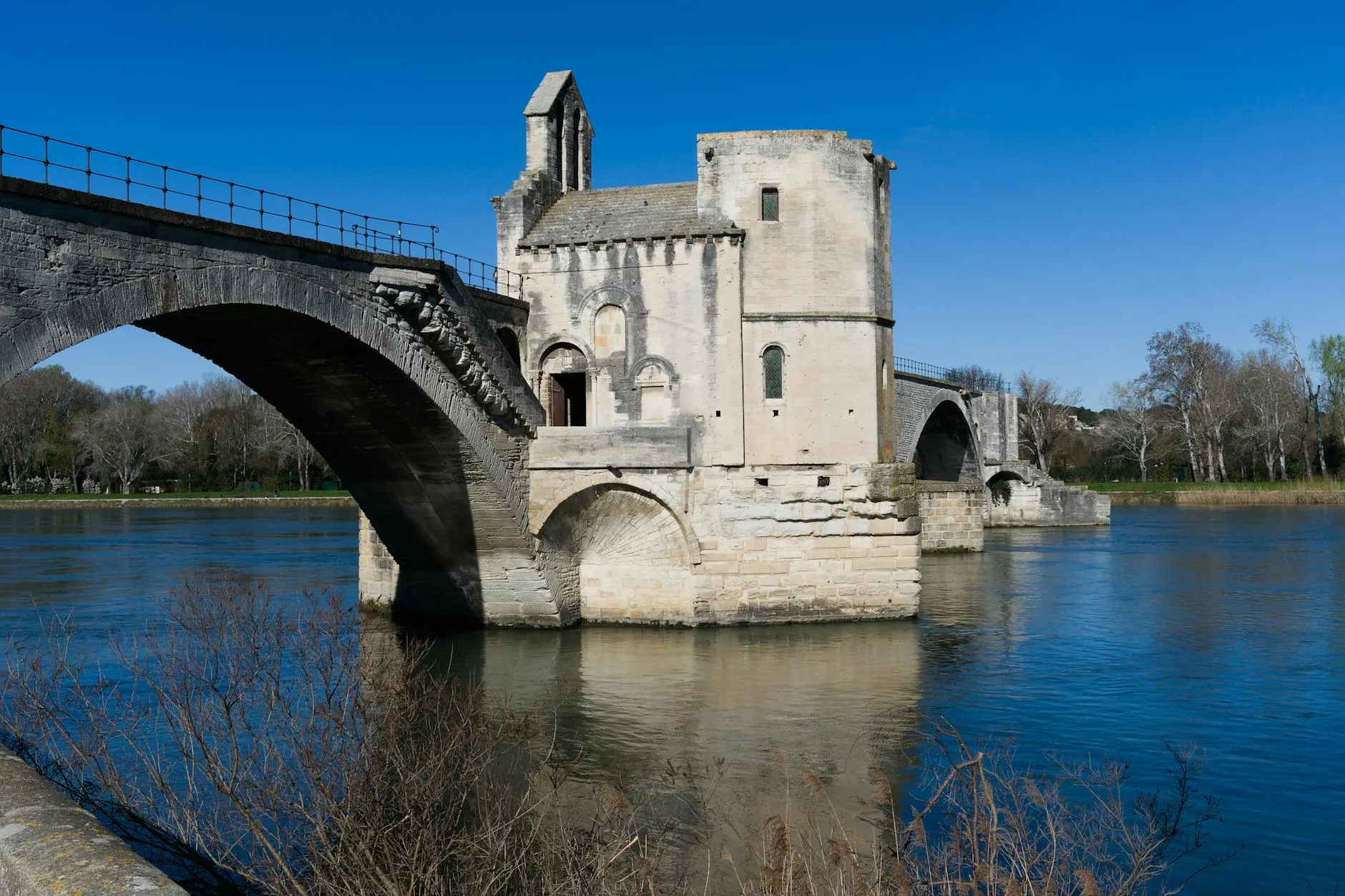Le Pont Saint-Bénézet et sa chapelle sur le Rhône à Avignon