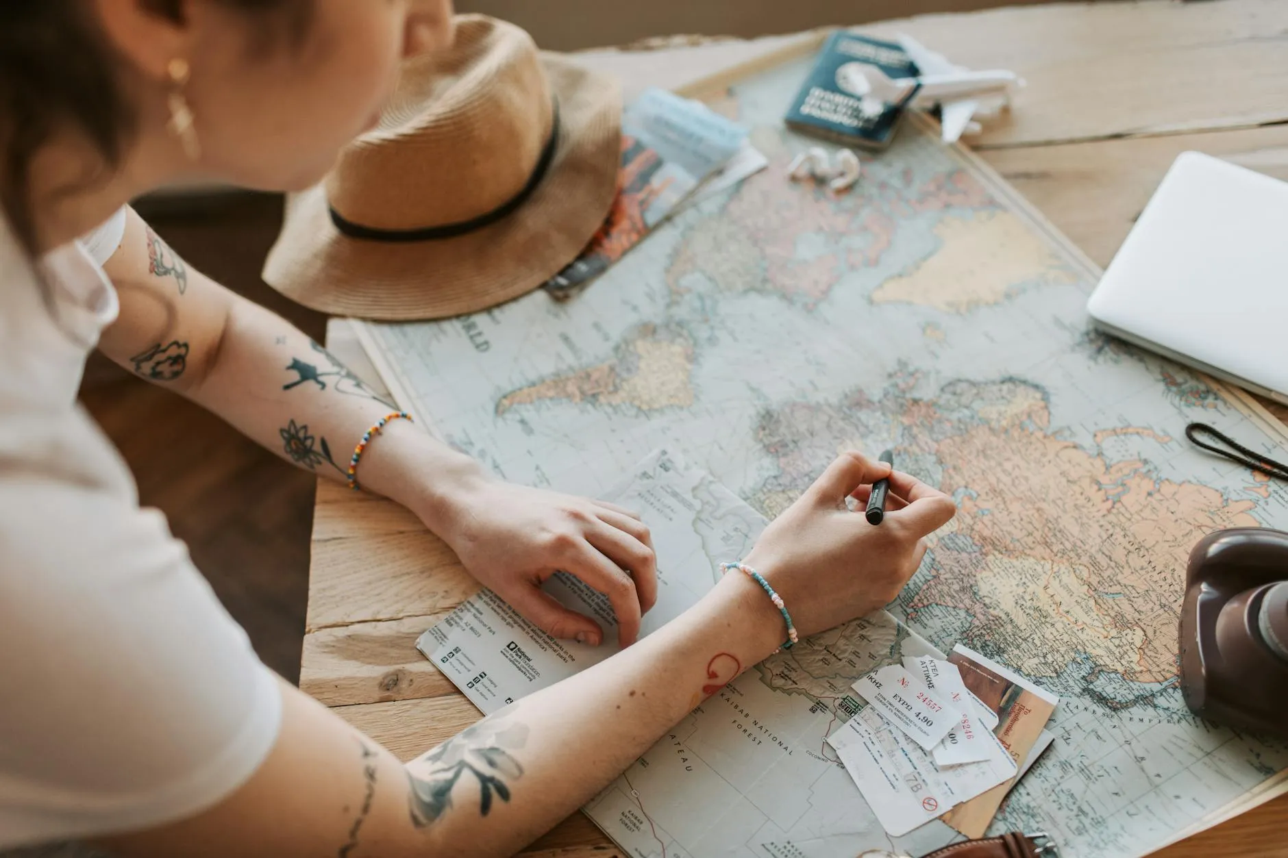 Préparer son voyage avec une carte et un ordinateur