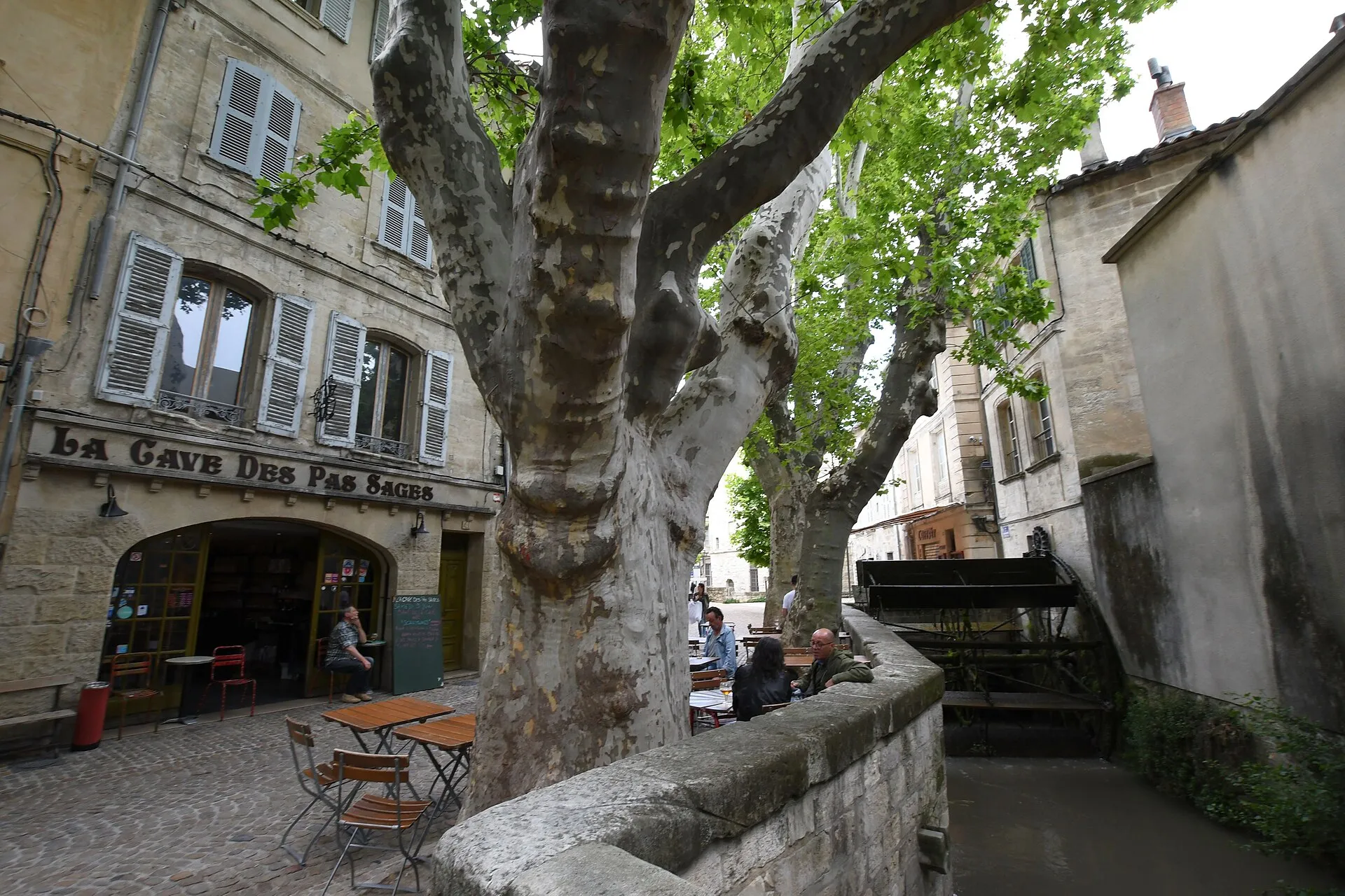 Façade colorée d'un bistrot dans une rue d'Avignon